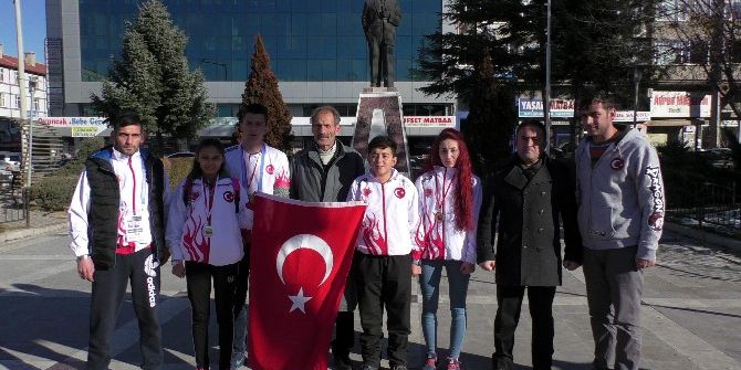 Dereceye Giren Beyşehirli Milli Sporcular Madalyalarını Şehitlere Hediye Etti