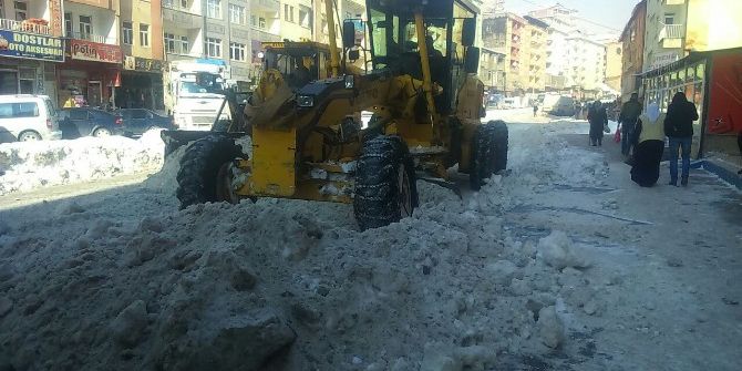Hakkari’deki Kar Yığınları Temizleniyor