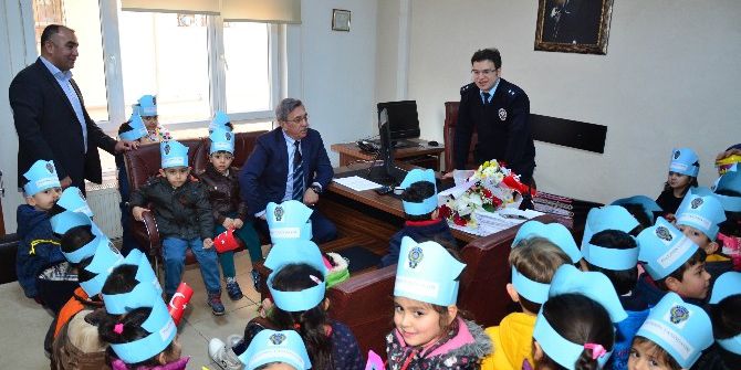 Nezaket Elçilerinden Polislere Moral Ziyareti