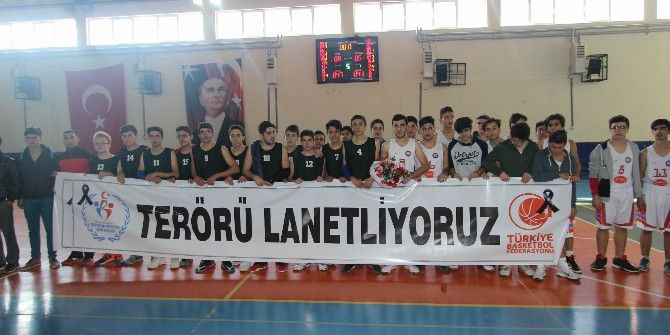 Şampiyonlara Ödüllerini Çevik Kuvvet Polisleri Verdi