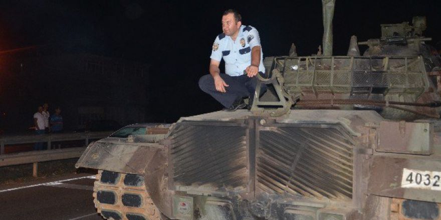 Halkın Durdurduğu Tankların İçerisindeki Askerler Polis Tarafından Gözaltına Alındı