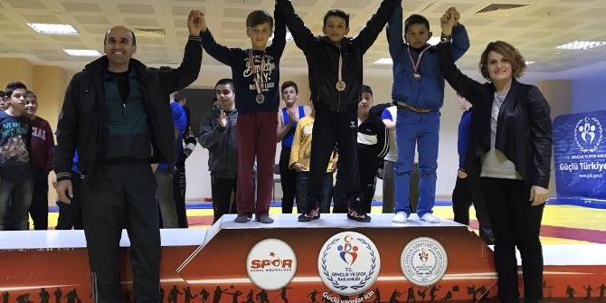 Şampiyon Güreşçiler Belli Oldu