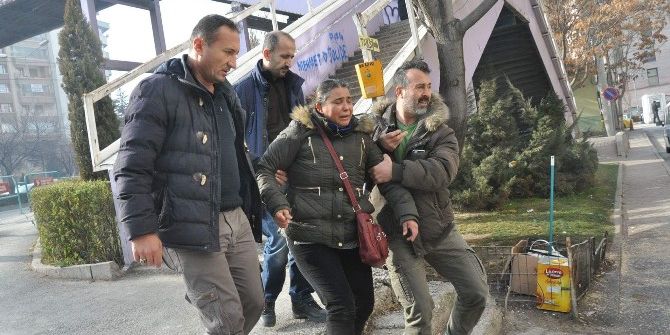 Kocasından Boşanmak İçin Üst Geçide Çıkıp İntihar Etmek İstedi