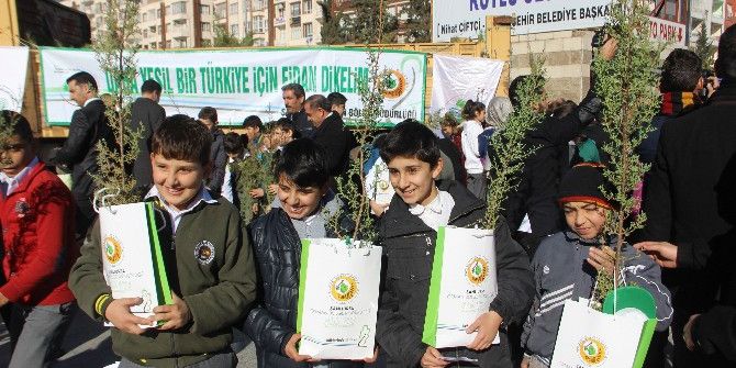 Fidan Dağıtımına Öğrencilerden Yoğun İlgi