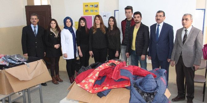Elazığ’da Öğrencilere Kıyafet Ve Kırtasiye Yardımı Yapıldı