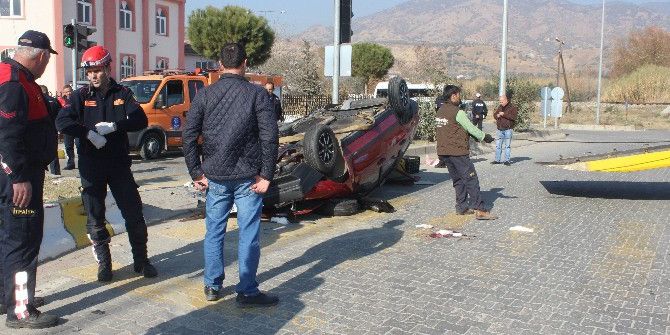 Kırmızı Işık İhlali Sonucu Meydana Gelen Kaza Saniye Saniye Kaydedildi