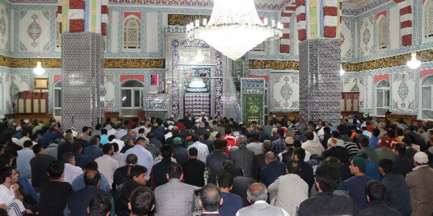 Ağrılılar Sabah Ezanında Camilerde Toplandı