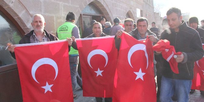 İncesu Belediyesi Vatandaşlara 3 Bin Adet Türk Bayrağı Dağıttı