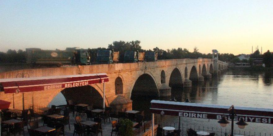 Tarihi Köprülere Kamyonlar Çekildi, Uluslararası Yol Geçişlere Kapatıldı