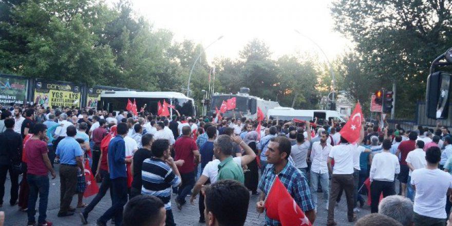 Kışladan Açılan Ateş Bir Genci Yaraladı