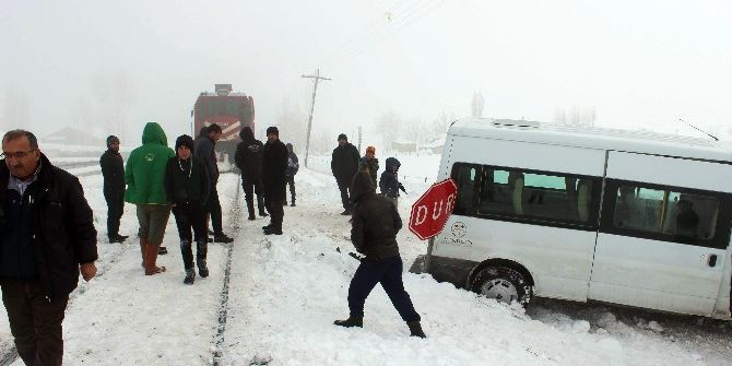 Tren Öğrenci Servisine Çarptı: 2 Yaralı