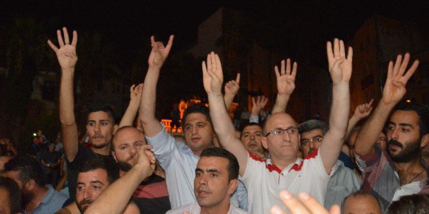 Aliağalılar Askeri Kalkışmaya Tepki Gösterdi