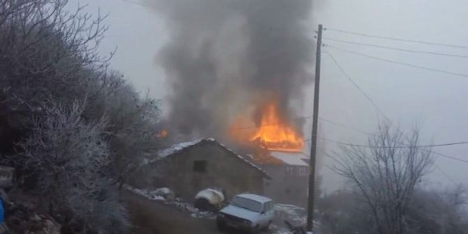 Çıkan Çatı Yangını İtfaiye Ekiplerince Söndürüldü