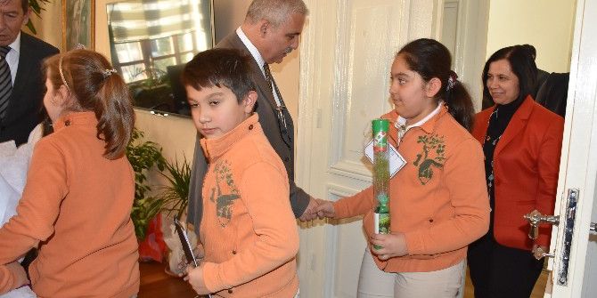 Öğrencilerden Vali Güvençer’e Çam Fidanlı Davet