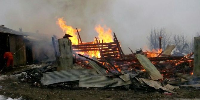 Ahşap Bina Yangında Küle Döndü