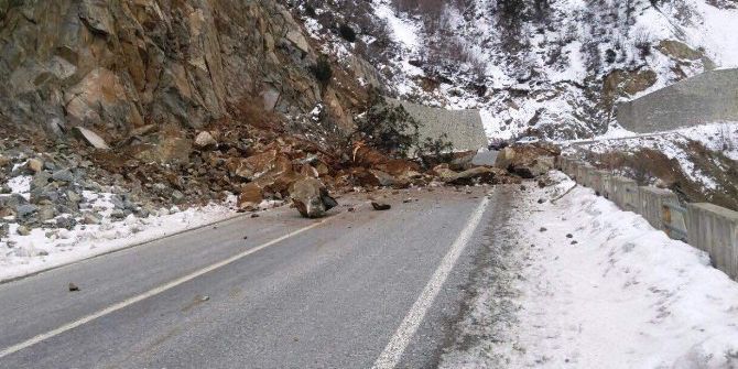 Artvin’in Ardanuç Ve Şavşat İlçelerine Ulaşımı Sağlayan Yola Kaya Düştü