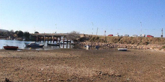 Deniz Çekildi, Tekneler Karaya Oturdu