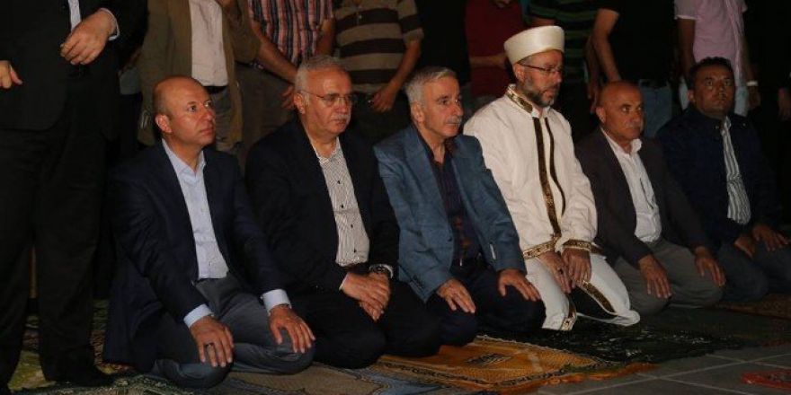 Vali Süleyman Kamçı Bürüngüz Camii Önünde Halka Hitap Etti