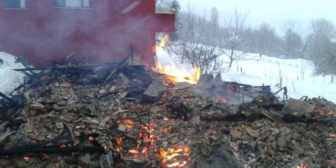 Kastamonu’da 2 Katlı Ahşap Ev Kül Oldu