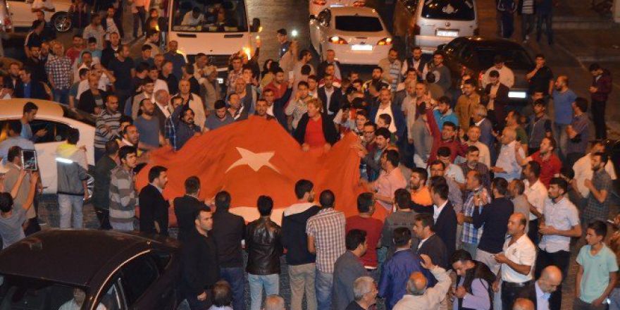 Darbe Girişimine Karşı Halk Sokağa Döküldü