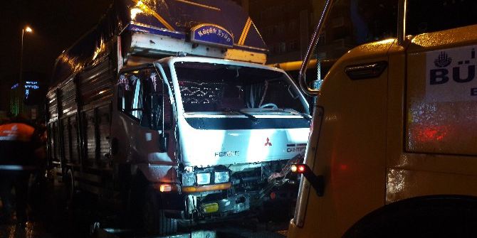 E-5’te Devrilen Kamyonet Trafiği Kilitledi