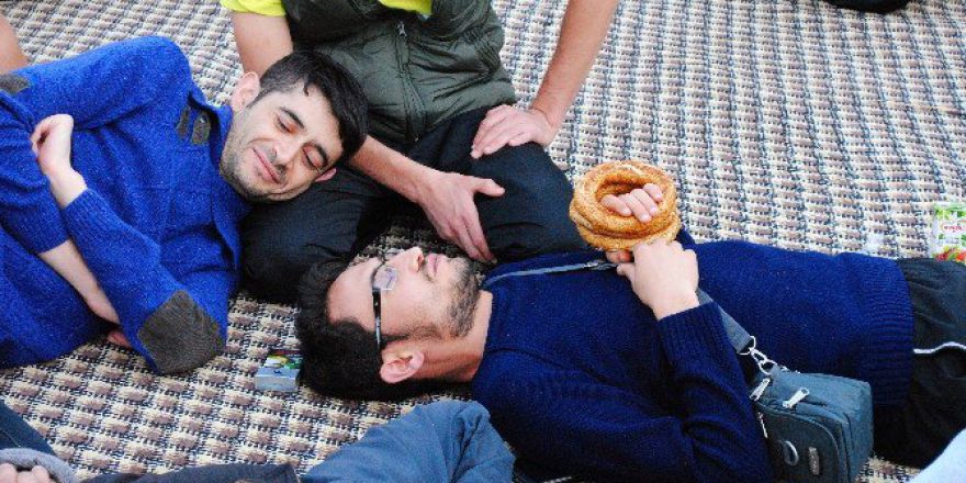 Afyonkarahisarlılar Geceyi Sokakta Geçirdi