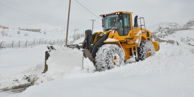 Hakkari’de Köy Ve Mezra Yolları Ulaşıma Açıldı