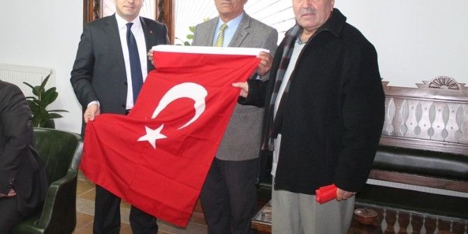 Kaymakam Üçer’e Türk Bayrağı Hediye Edildi