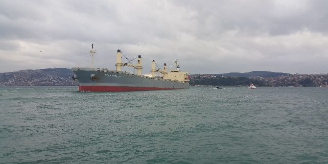 Yük Gemisi Boğaz’da Yalılara Metreler Kala Karaya Oturdu