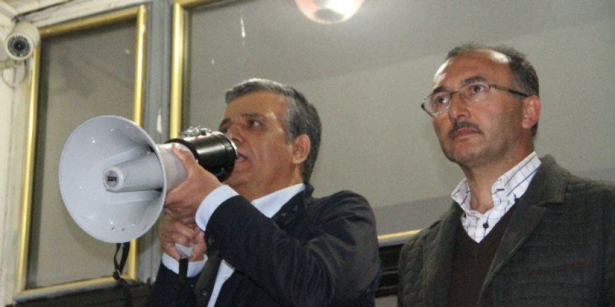 Ardahan Valisi İbrahim Özefe, ‘Bu Yürek Toplu Vurdukça, Ardahan Burada Oldukça, Bu Milletin Özü, Ruhu, Demokrasi Aşkı Burada Oldukça Cuntacıların Topu, Tüfeği, Tankı Bizleri Sindiremez Ve Sindiremedi’