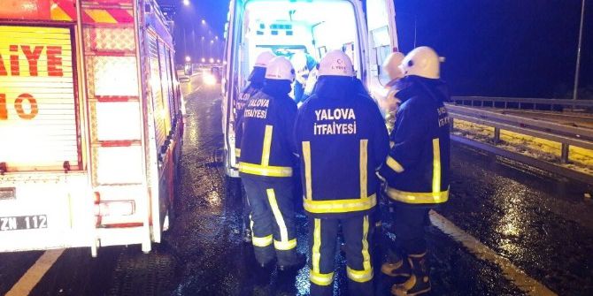 Buzlanan Tünelde Bariyerlere Çarpan Araçta Can Pazarı