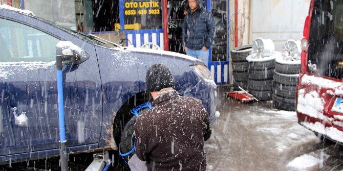 Kar Yağışı Sürücülere Zor Anlar Yaşattı