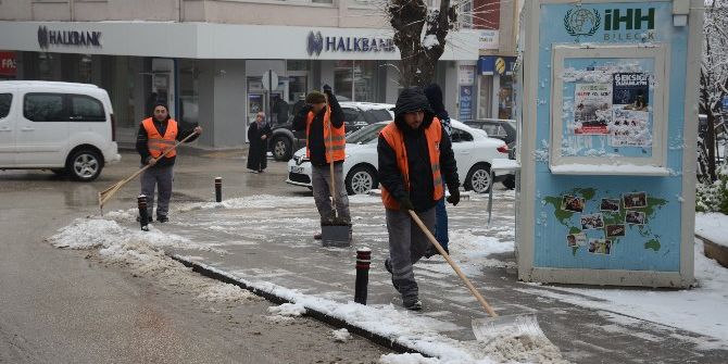 Temizlik İşçileri Yaya Kaldırımlarını Hummalı Bir Şekilde Temizliyor