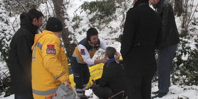 Ticari Taksi Dereye Yuvarlandı: 3 Yaralı