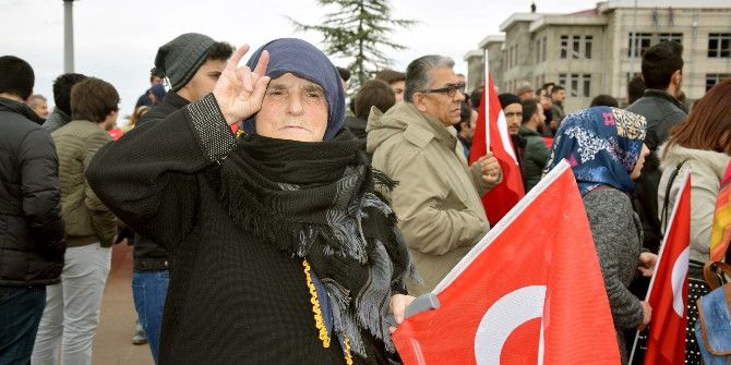 Ameliyatlı Bacağını Aldırmadan Teröre Tepki İçin Yürüdü
