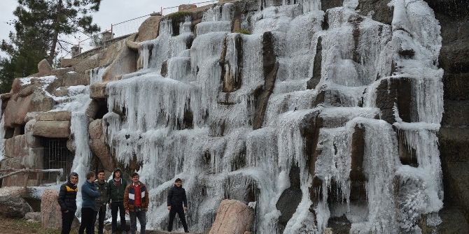 Niksar’da Donan Şelale Kartpostallık Görüntü Oluşturdu