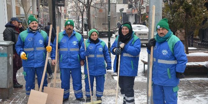 Kaldırımları Temiz Tutmak İçin Birlikte Mücadele Ediyorlar