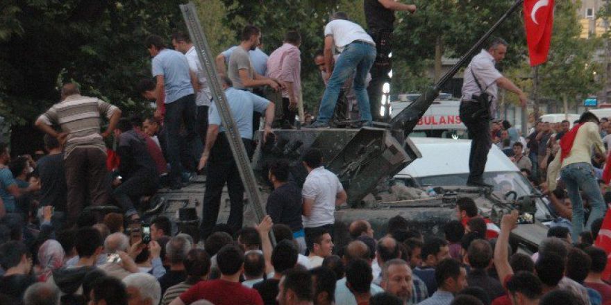 Sıhhıye’de Linç Edilmek İstenilen Asker Tank İçinde Mahsur Kaldı