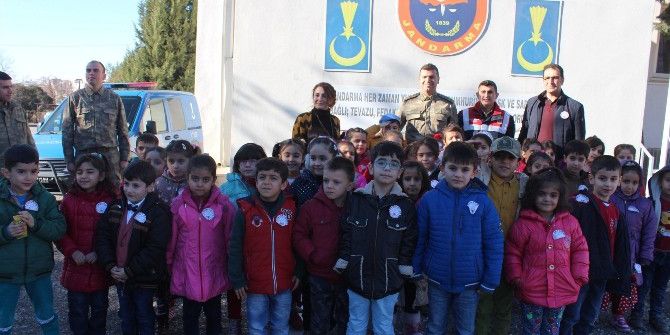 Minik Öğrencilerden Askere Ziyareti