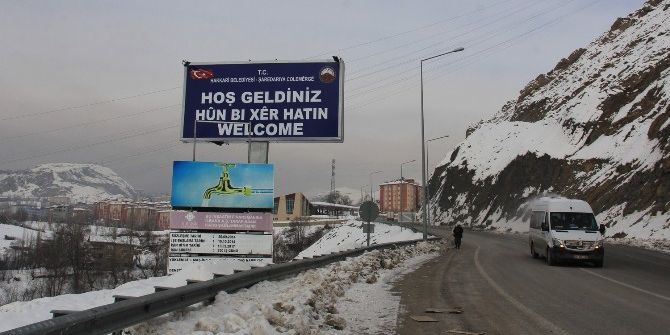 Hakkari Girişine 3 Dilli Tabela