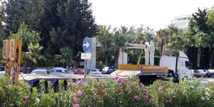 Antalya İl Jandarma Komutanlığı Önüne Paletli Nakliye Tır’ı Çekildi