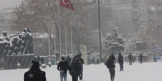 Gaziantep’te Kar Yağışı Hayatı Felç Etti