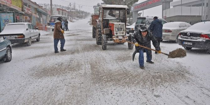 Gölbaşı İlçesinde Buzlanmaya Karşı Tuzlama Çalışmaları
