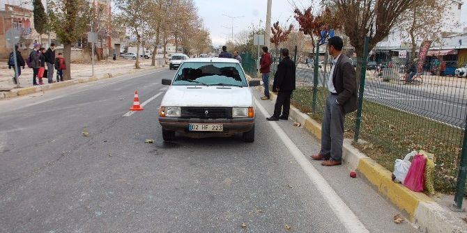 Otomobil Yayaya Çarptı