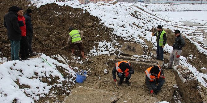 Temel Kazısında Lahitler Bulundu
