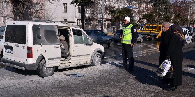 Yanan Otomobil Trafiği Aksattı