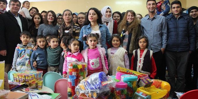 Üniversite Öğrencilerinden İlkokula Yardım Eli