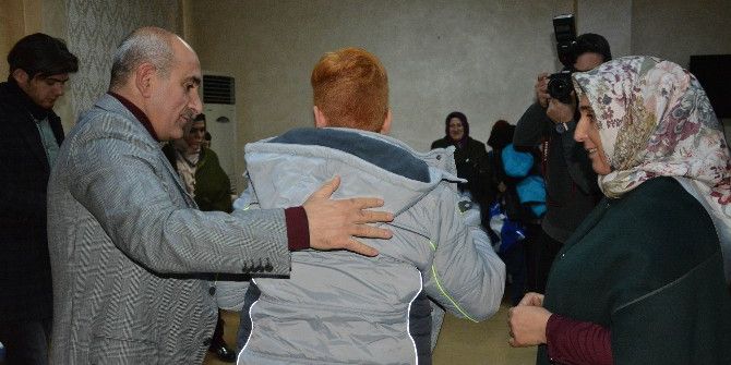 Kilis Belediyesinden İhtiyaç Sahibi Çocuklara Mont Ve Bot Yardımı