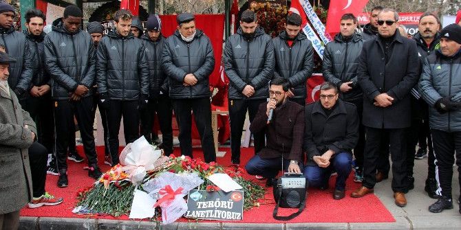 Kayserispor, 14 Askerin Şehit Olduğu Otobüs Durağını Ziyaret Etti