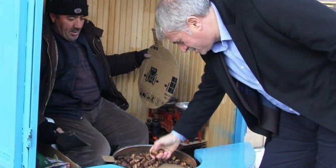 Bayburt Belediyesi Kestane Satıcılarının Yüzünü Güldürdü